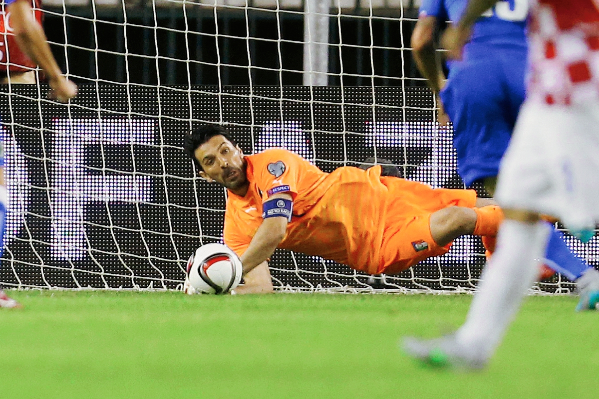 Buffón es el jugador más experimentado, junto con Pirlo, en la Selección italiana. (Foto Prensa Libre: AP)