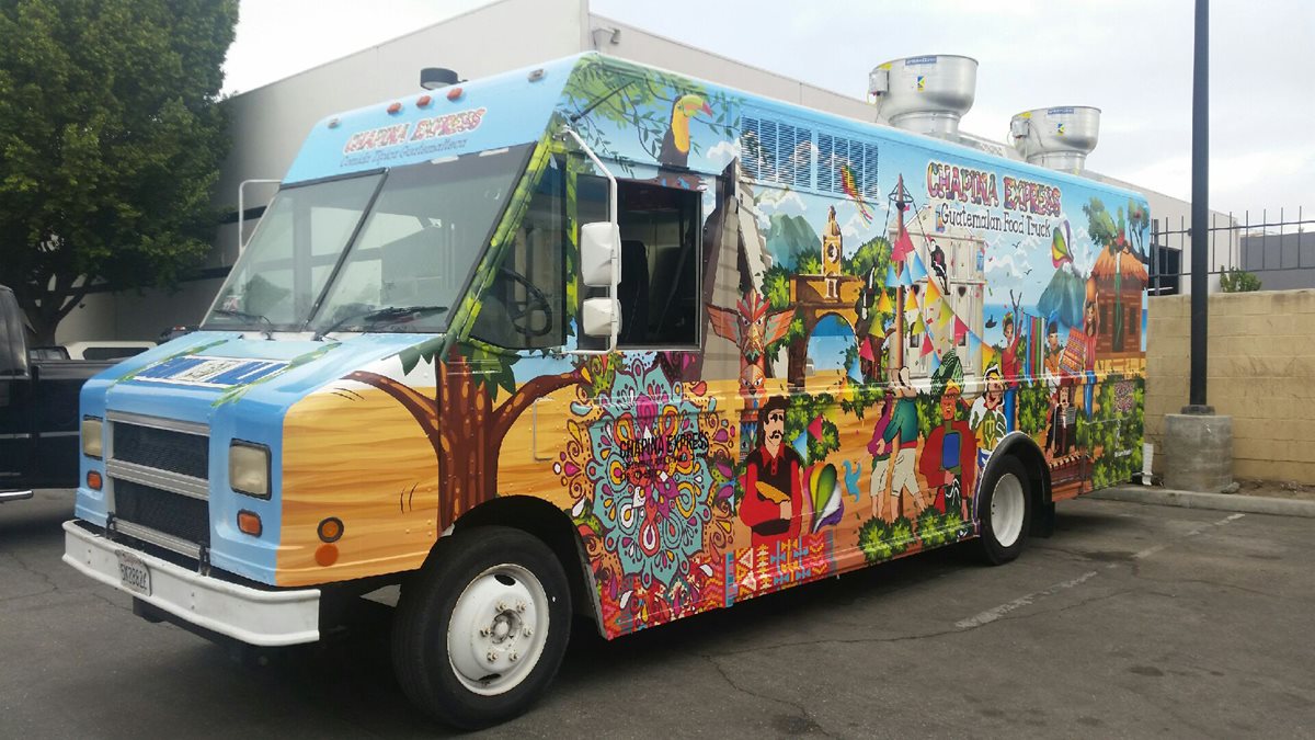 El food truck o camión de comida luce los colores y estampas de la cultura guatemalteca. (Foto Prensa Libre: Giovanni Bautista)