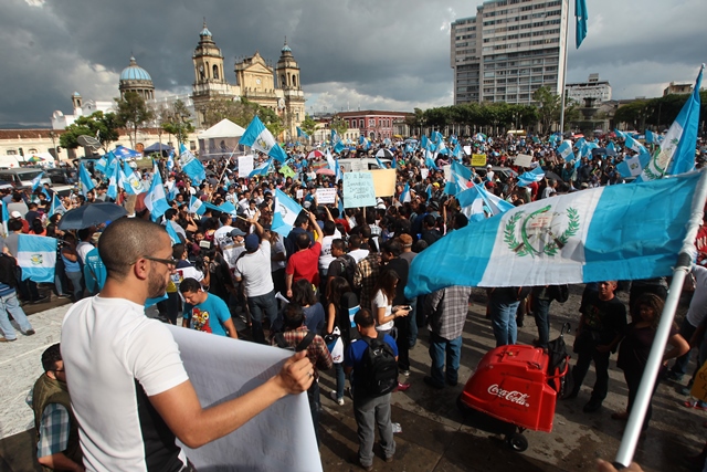 Ciudadanos en la Plaza de la Constitución, piden que Cicig continúe con las investigaciones y desarticula redes de corrupción. (Foto Prensa Libre. Hemeroteca PL)