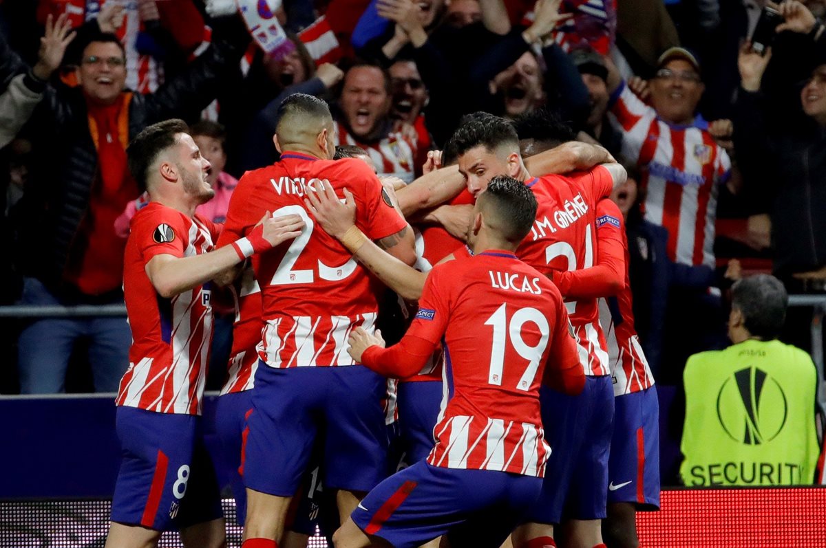 Los jugadores del Atlético de Madrid celebran el gol de Costa que significó el gol de la clasificación. (Foto Prensa Libre: EFE)