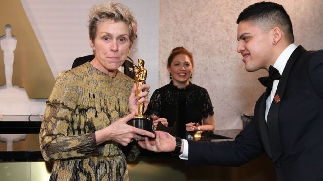 La actriz estadounidense Frances McDormand fue víctima del robo de su Oscar, pero lo recuperó a las horas. (Foto Prensa Libre:AFP)