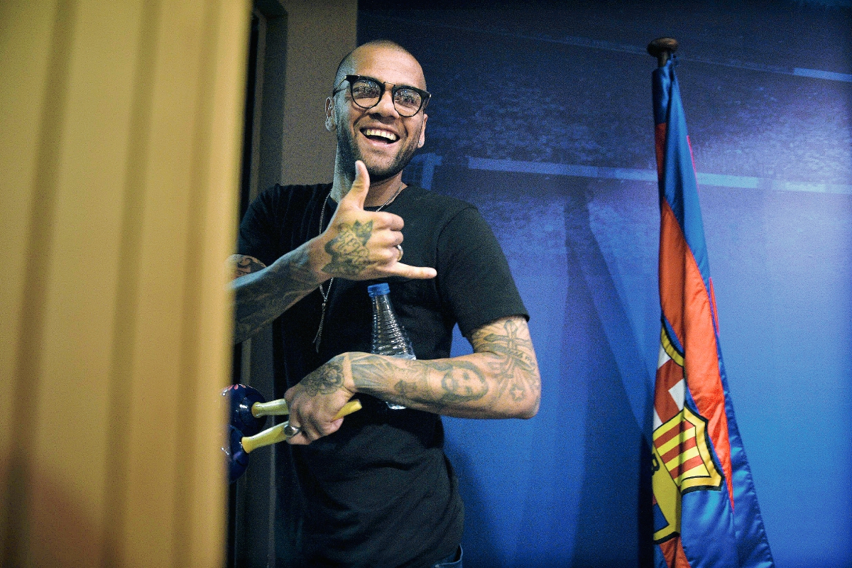 Dani Alves se mostró muy feliz durante la conferencia de prensa. (Foto Prensa Libre: AFP)