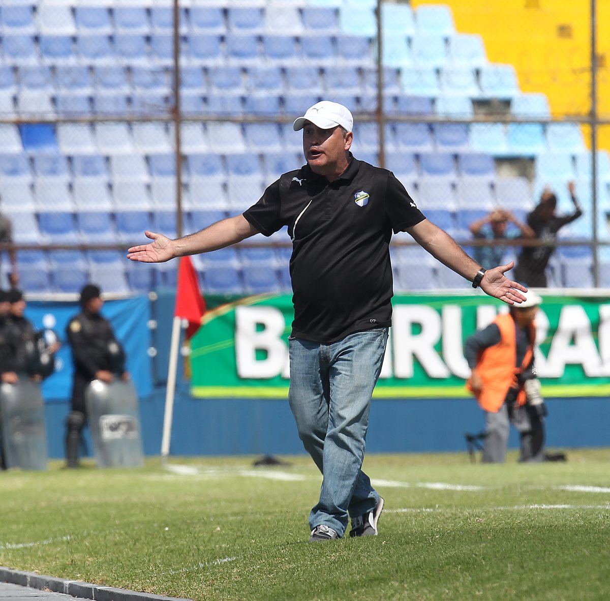 El técnico Willy Olivera, recuerda como se logró el hexacampeonato para los albos hace un año. (Foto Prensa Libre: Hemeroteca PL)