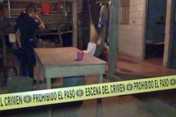 Autoridades resguardan el lugar donde murió de forma violenta Rigoberto López, en Coatepeque. (Foto Prensa Libre: Alexander Coyoy)