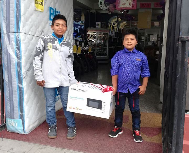 Los hermanos Alfredo y Jhony al salir de la tienda donde compraron el regalo a su mamá. Foto Prensa Libre: Haroldo Rolando Vásquez.