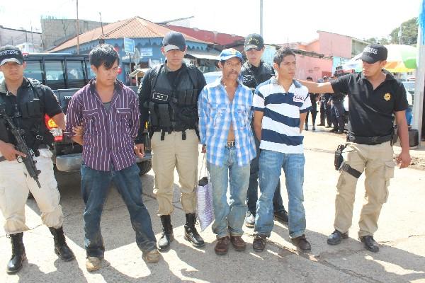 Autoridades trasladan a presuntos plagiarios a subestación de  Barberena.