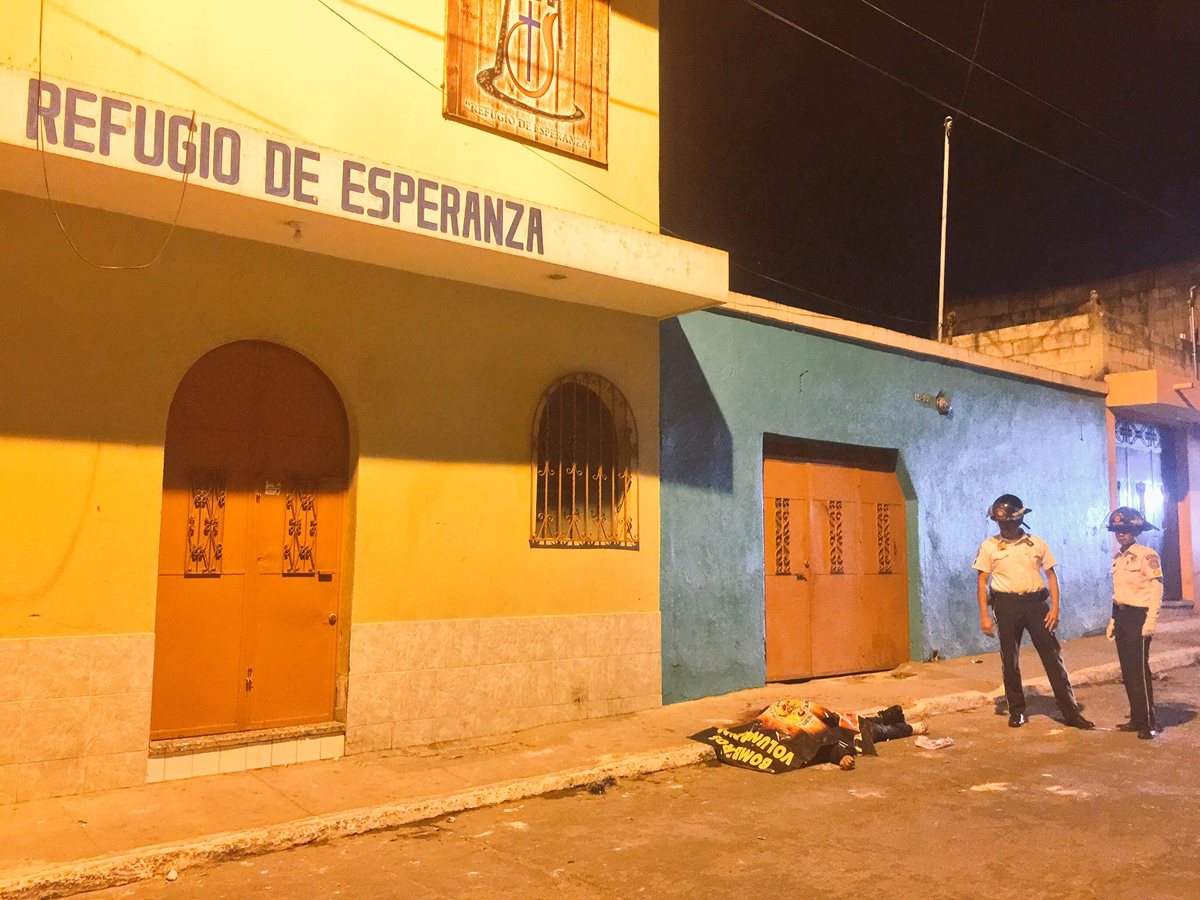 El cadáver de Kevin Daniel Gómez Pú, quedó a un costado de una iglesia evangélica. (Foto Prensa Libre: CVB)