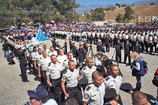 Los 560 nuevos agentes de la Policía Nacional Civil son juramentados durante el acto de graduación, luego de 10 meses de entrenamiento.