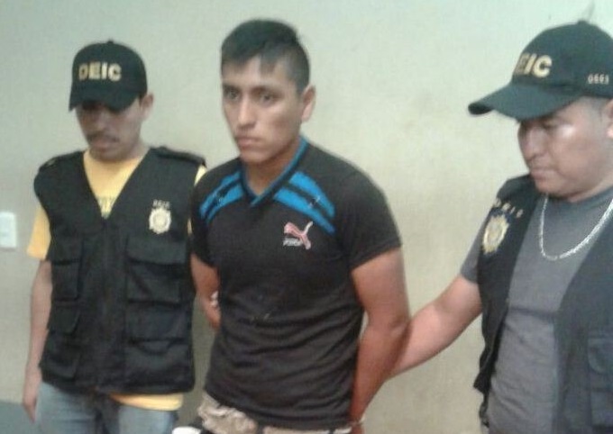 Erick Eduardo Godínez Pérez es custodiado por agentes de la PNC. (Foto Prensa Libre: Cortesía PNC)