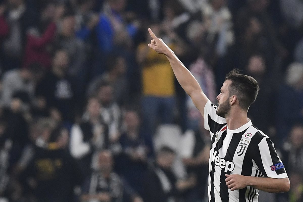 Pjanic anotó el primer gol de la Juventus contra el Sporting de Portugal, el equipo de Turín ganó 2-1.  (Foto Prensa Libre: AFP)