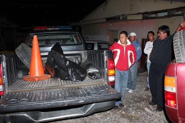 El cadáver de Mirza Yojana Castillo Escobar de Roblero fue identificado en la morgue por sus familiares. (foto Prensa Libre: Mike Castillo)