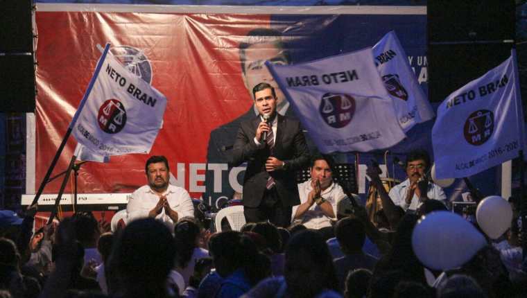 Neto Bran durante la proclamación como candidato a alcalde de Mixco por el partido MR. (Foto Prensa Libre: MR)