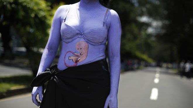 Hay médicos que retrasan la atención a emergencias obstétricas por miedo a ser acusador de practicar un aborto. GETTY IMAGES