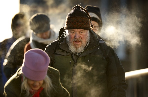 Viajeros de la isla Peaks llegan a Portland, Maine donde azota un viento helado. (Foto Prensa Libre: AP)