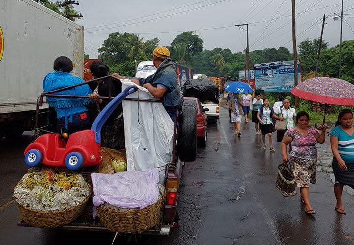 Bloqueo en El Zarco, Santa Cruz Muluá, persiste luego de 24 horas. (Foto Prensa Libre: Rolando Miranda)