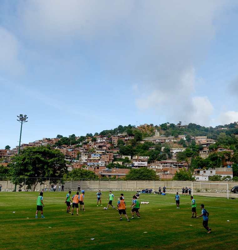 Jugadores de la selección de Uruguay se ejercitan en Puerto Azul, en Venezuela. (Foto Prensa Libre: AFP)