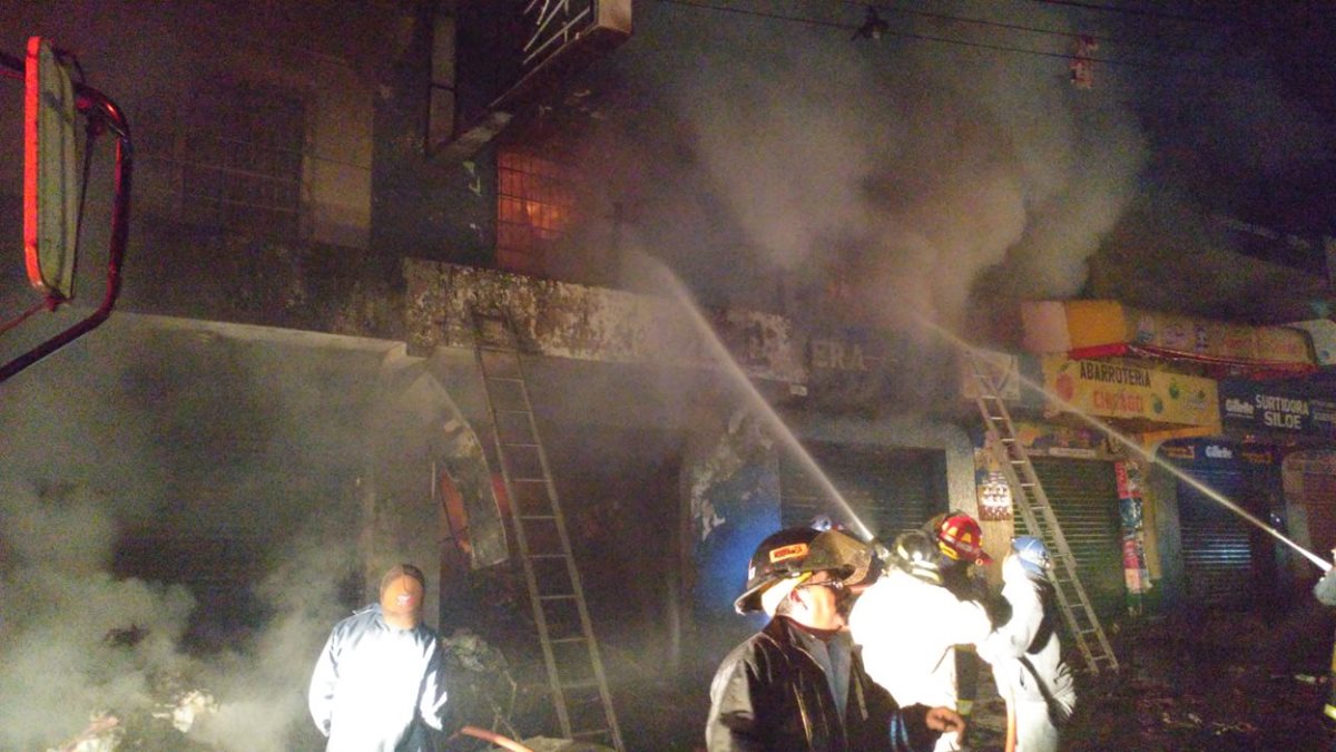 La bodega se encuentra en un segundo piso, por lo que los bomberos aún trabajan para combatir el siniestro. (Foto Prensa Libre: Fred Rivera)