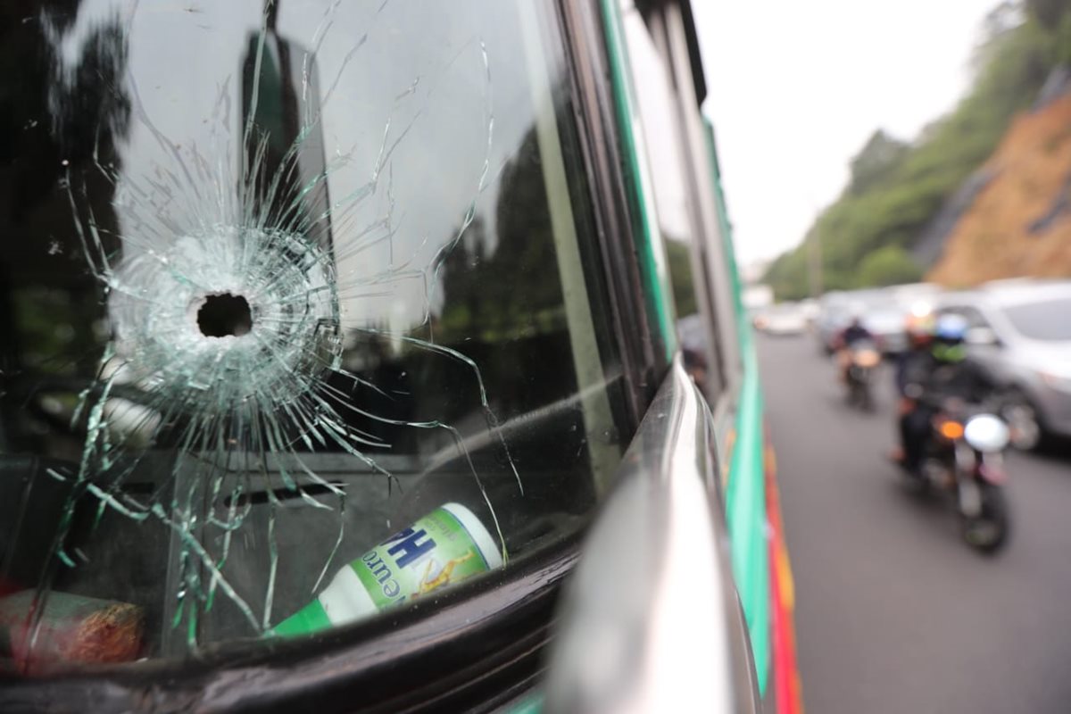 El piloto de un autobús que se dirigía a Jutiapa, y su ayudante, resultaron heridos de bala en un ataque armado registrado este miércoles en la ruta a El Salvador. (Foto Prensa Libre: Érick Ávila)