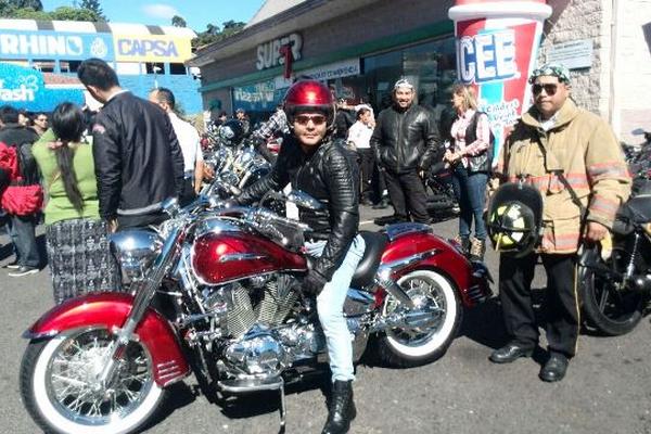 Motoristas realizan una caravana para mostrar apoyo a bombero que perdió una pierna en accidente. (Foto Prensa Libre: Érick Ávila)<br _mce_bogus="1"/>