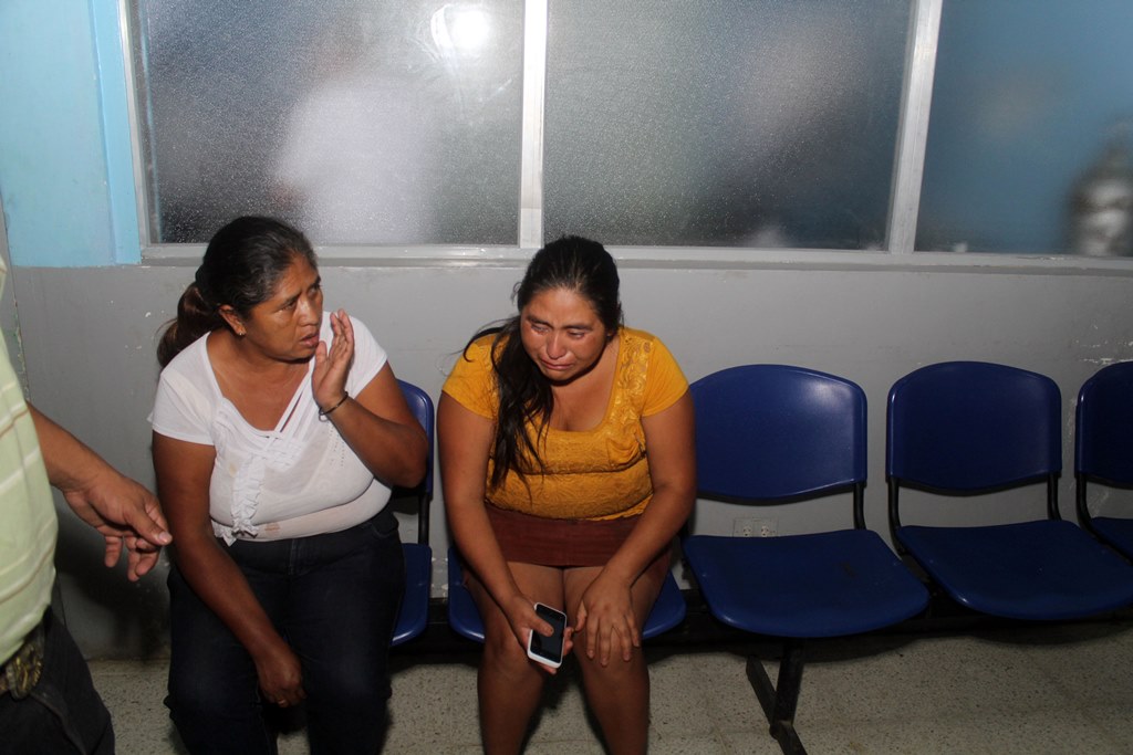 Maura Elías, de blusa amarilla, madre del menor herido con cuchillo en la cabeza, por su abuela, en la cabecera de Jalapa. (Foto Prensa Libre: Hugo Oliva)