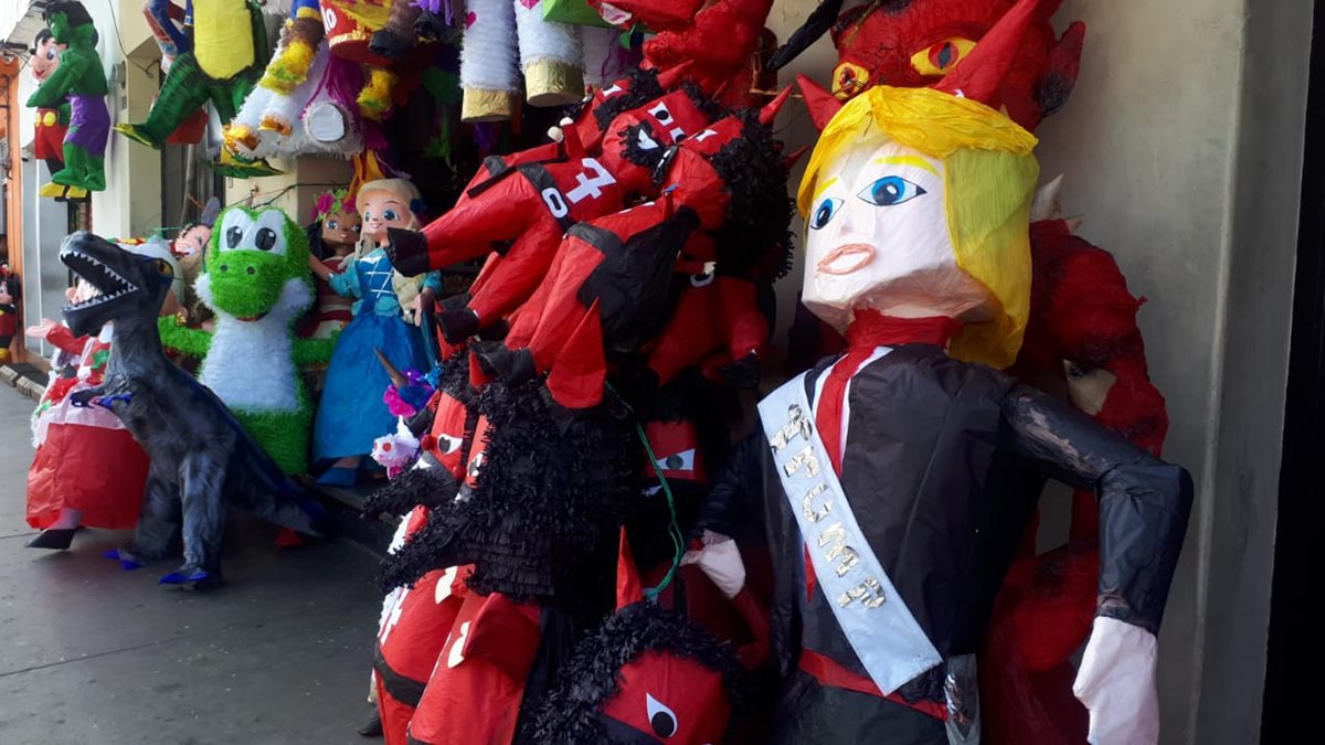 Las piñatas de DonalD Trump son las que más busca la gente para la Quema del Diablo. (Foto Prensa Libre: Eslly Melgarejo)