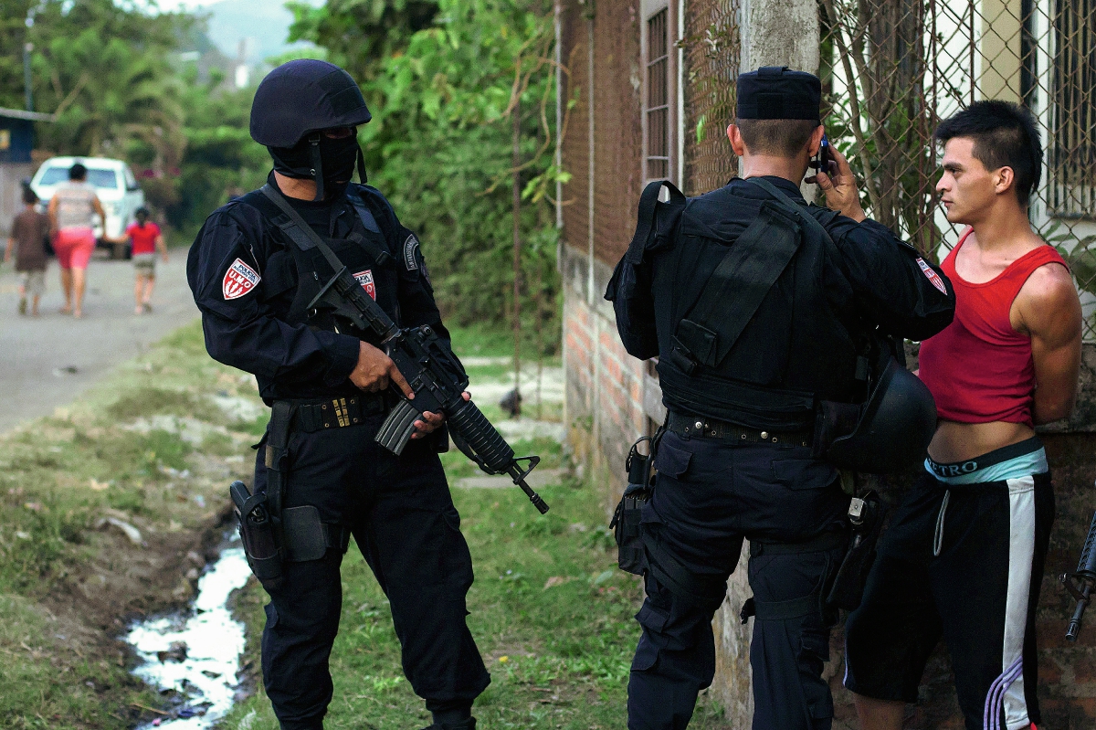 Un salvadoreño es detenido por la Policía en la localidad de San Juan Opico, El Salvador. (Foto Prensa Libre:AP)