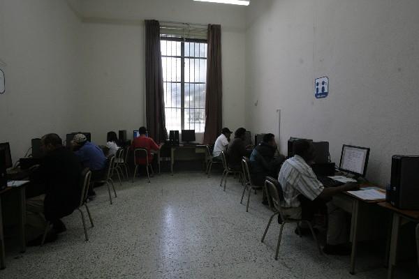 Sala virtual, que cuenta con ocho computadoras para consultar libros digitales. (Foto Prensa Libre: Lucía Herera)