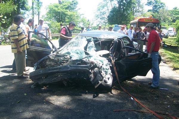 Este era el vehículo donde se desplazaban las mujeres y que fue chocado por un bus. (Foto Prensa Libre: Edwin Perdomo)<br _mce_bogus="1"/>