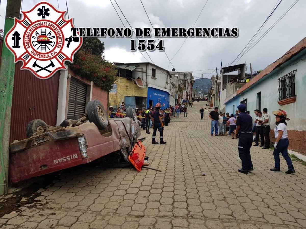 El vehículo quedó volcado en una calle principal de la zona 1 de Magdalena Milpas Altas, Sacatepéquez. (Foto Prensa Libre: Cortesía CBMD)