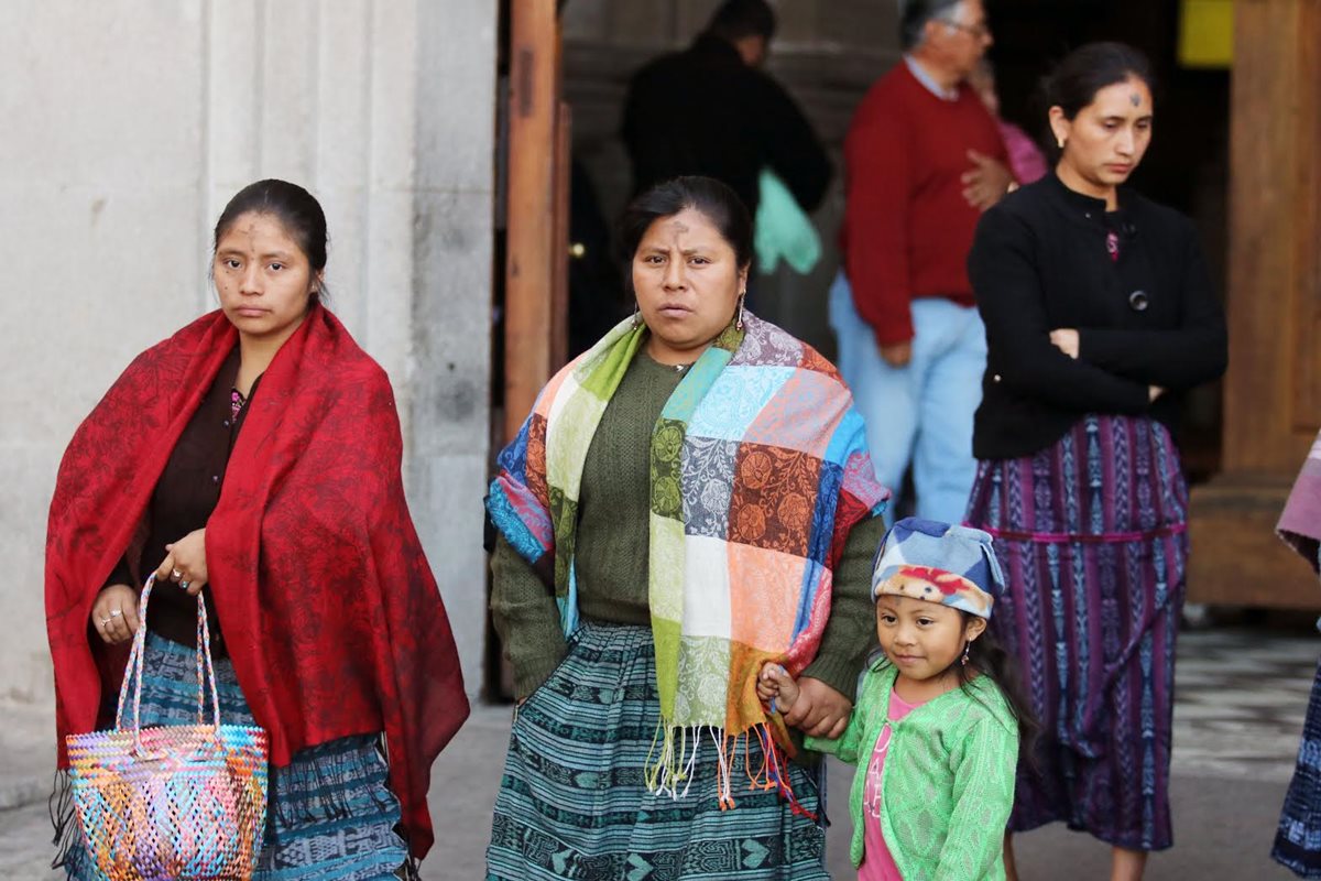 Feligreses salen de iglesia en la ciudad de Quetzaltenango. (Foto Prensa Libre: Carlos Ventura).
