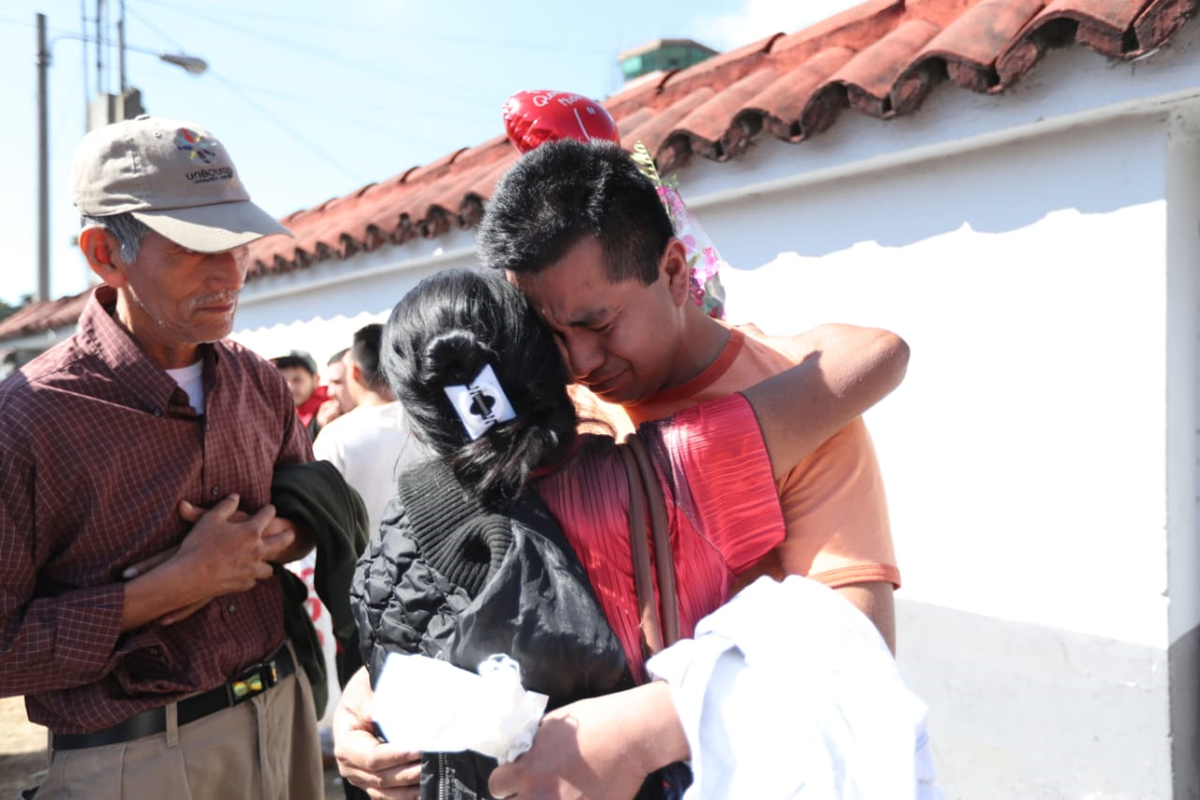 Un migrante deportado abraza a un familiar que lo llegó a esperar en las afueras de la Fuerza Aérea. (Foto Prensa Libre: Hemeroteca PL)