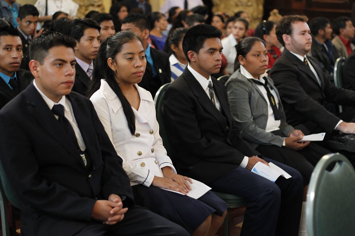 Los jóvenes más destacados en el Bachillerato con Orientación en Educación fueron reconocidos (Foto Prensa Libre: Paulo Raquec)