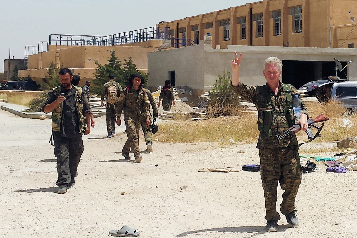 Michael Enright, primer plano a la derecha, actor británico combate a integrantes del Estado Islámico.(Foto Prensa Libre:AP).