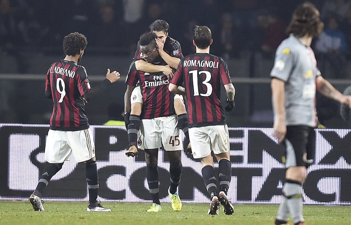 Jugadores del Milan festejan un gol en el juego contra Alessandria. (Foto Prensa Libre: AP).