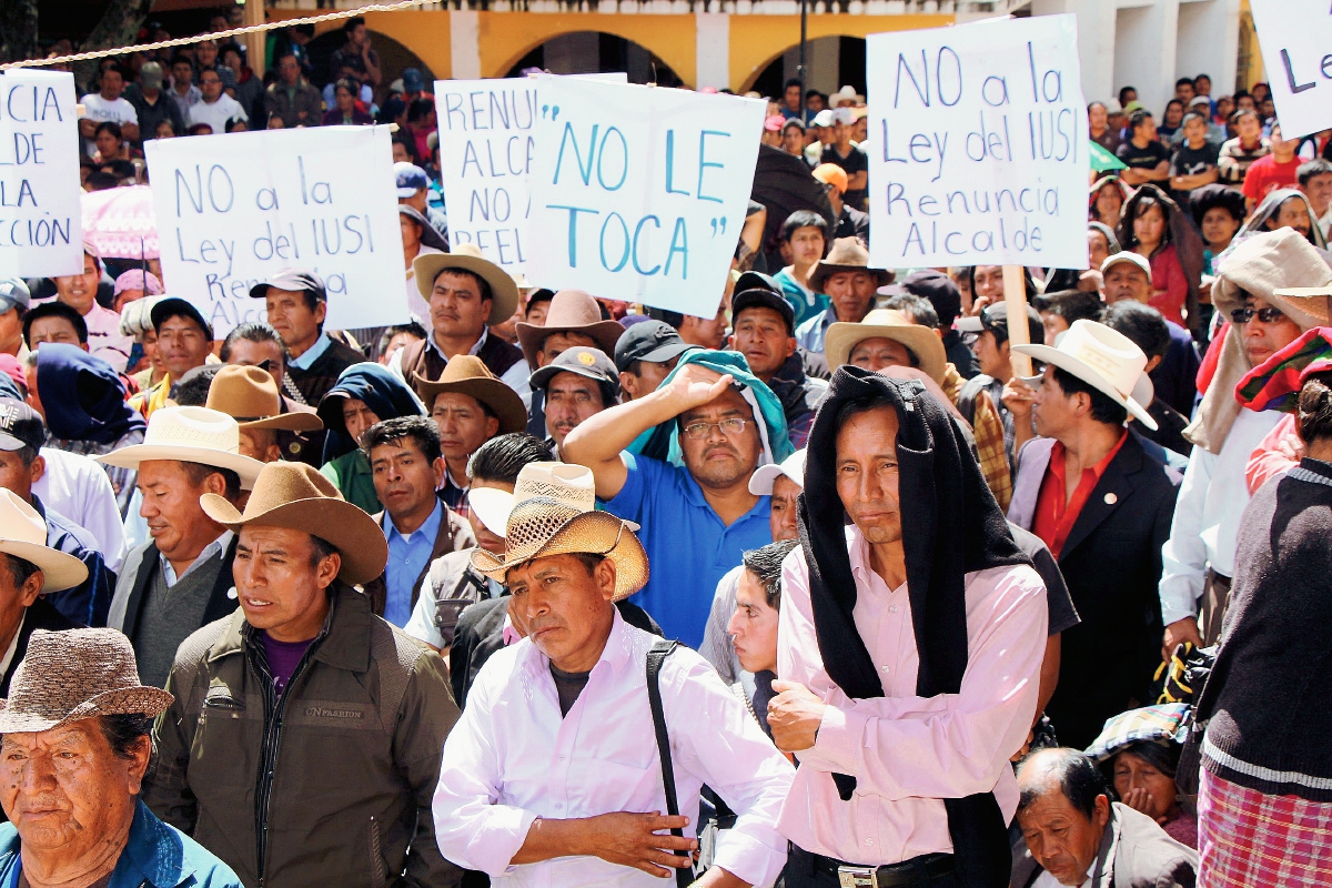 Los pobladores de Momostenango exigen la renuncia de Santiago Pelicó, porque este habría solicitado el cobro de IUSI. (Foto Prensa Libre: Édgar Domínguez)