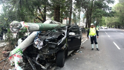 Accidente automovilístico en el bulevar Vista Hermosa, zona 15, concluyó con dos postes del tendido eléctrico derribados. (Foto Prensa Libre: Érick Ávila)
