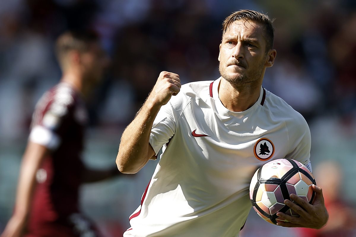 Totti celebra luego de anotar frente al Torino este sábado. (Foto Prensa Libre: AFP)