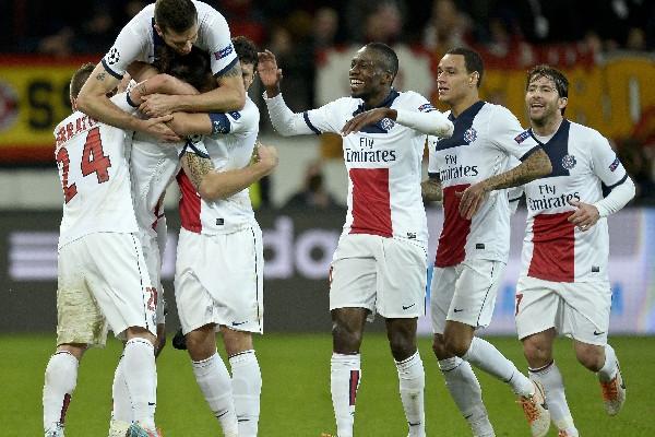 Los jugadores del PSG celebran una de las cuatro anotaciones que le hicieron al Leverkusen. (Foto Prensa Libre: AFP)