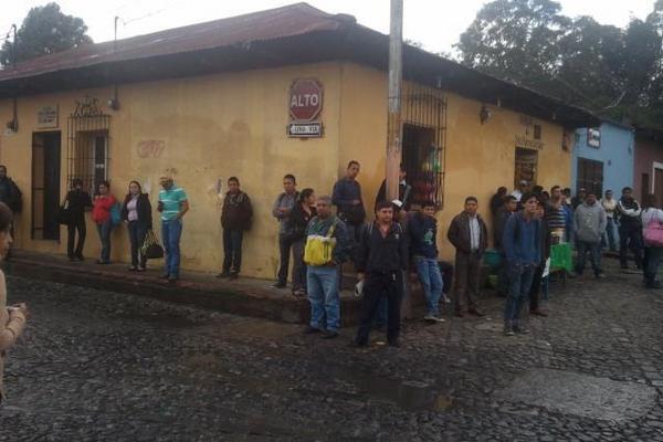 Vecinos de Antigua Guatemala tienen dificultad para transportarse, debido al paro del transporte colectivo. (Foto Prensa Libre: Miguel López)<br _mce_bogus="1"/>