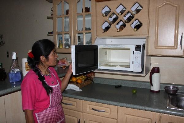 Ama de casa de Huehuetenango muestra un horno que se quemó por  los apagones.
