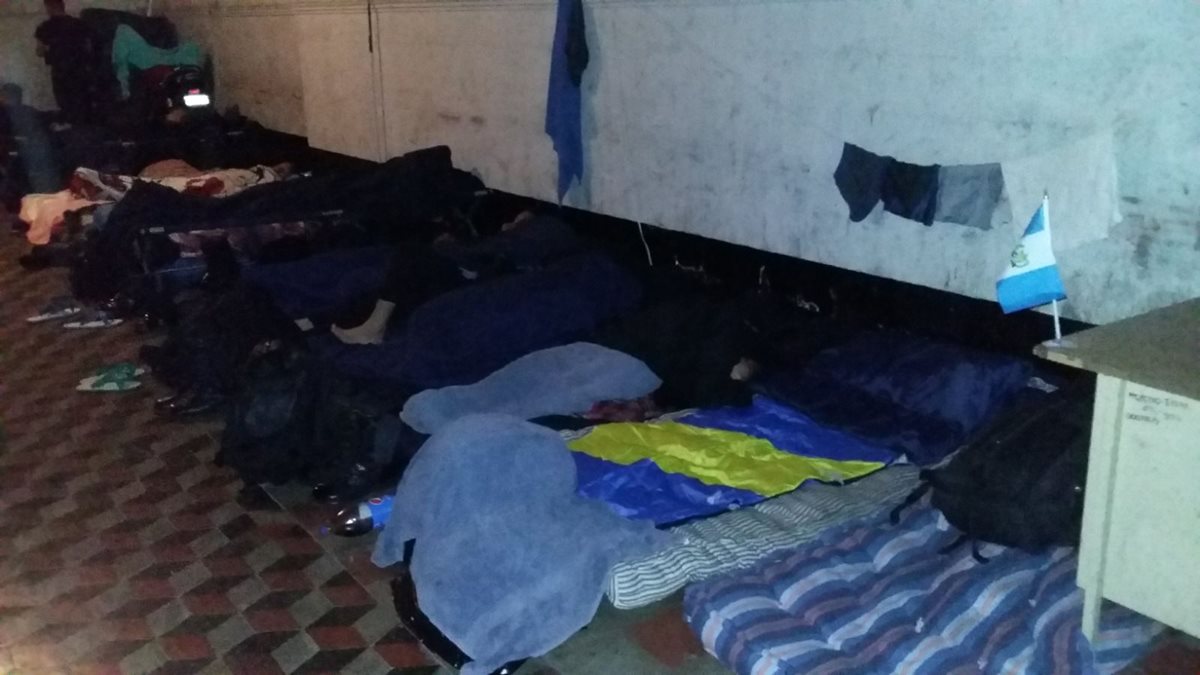 PDH constató que agentes de la PNC no tienen un lugar apropiado para dormir. (Foto Prensa Libre: PDH)