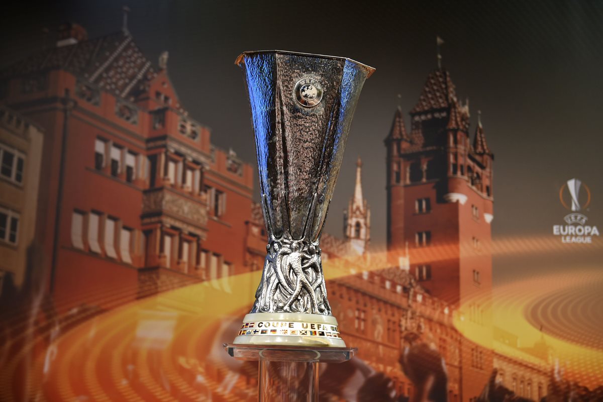 Este es el trofeo que se entregará al campeón de la Liga de Europa en la final del 18 de mayo en la ciudad suiza de Basilea. (Foto Prensa Libre: AFP)