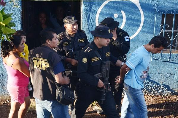 agentes conducen a sindicado,   en Barberena, Santa Rosa.