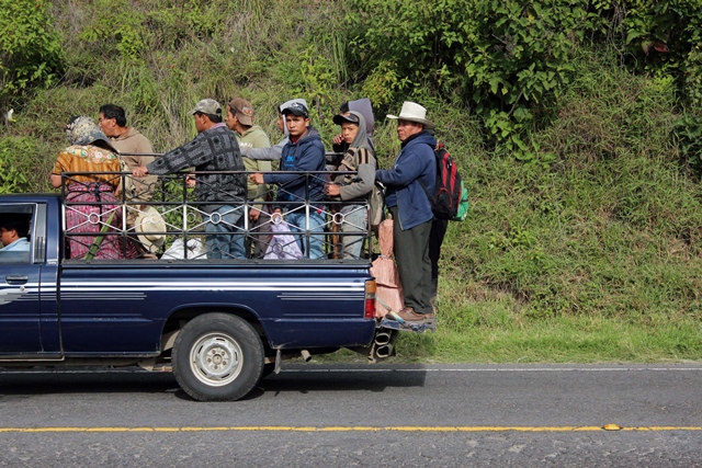 Los usuarios exigen el control de picops que trasladan pasajeros en lugares no adecuados y aumentan el riesgo. (Foto Prensa Libre: Carlos Ventura).