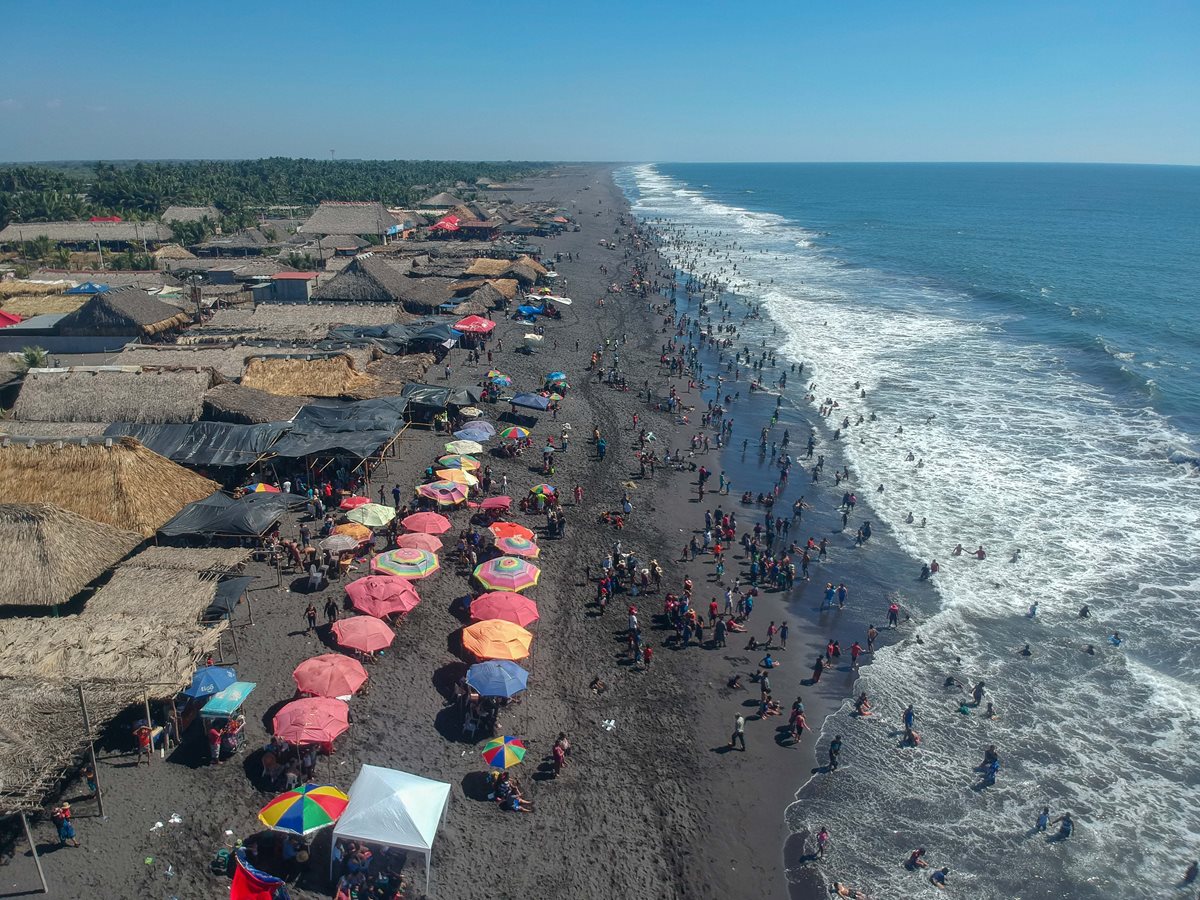 En una vista aérea se puede observar la poca afluencia de turistas en la playa de Champerico. (Foto Prensa Libre: Rolando Miranda)