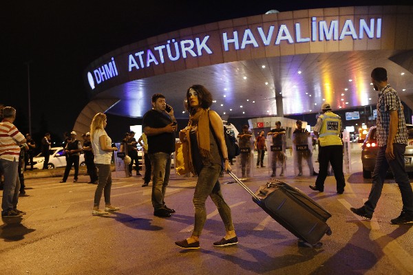 Policía turca bloquea la entrada del aeropuerto Atatürk luego del atentado. (Foto Prensa Libre: EFE).