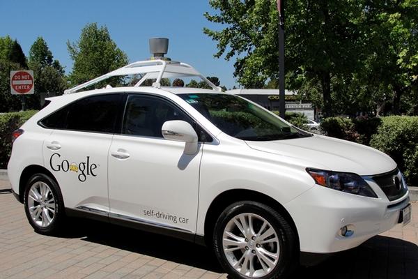 El carro robot, un  Lexus,   fue usado  cerca del campus de Google para pruebas de autoconducción. (Foto Prensa Libre: AFP)