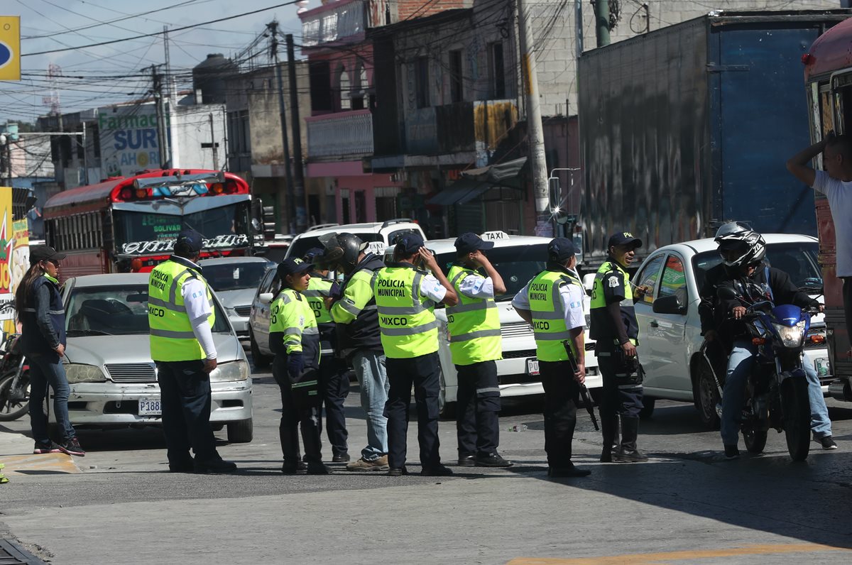 Los chalecos blindados son utilizados por agentes de la Policía Municipal y de la Policía Municipal de Tránsito. (Foto Prensa Libre: Óscar Felipe Quisque)