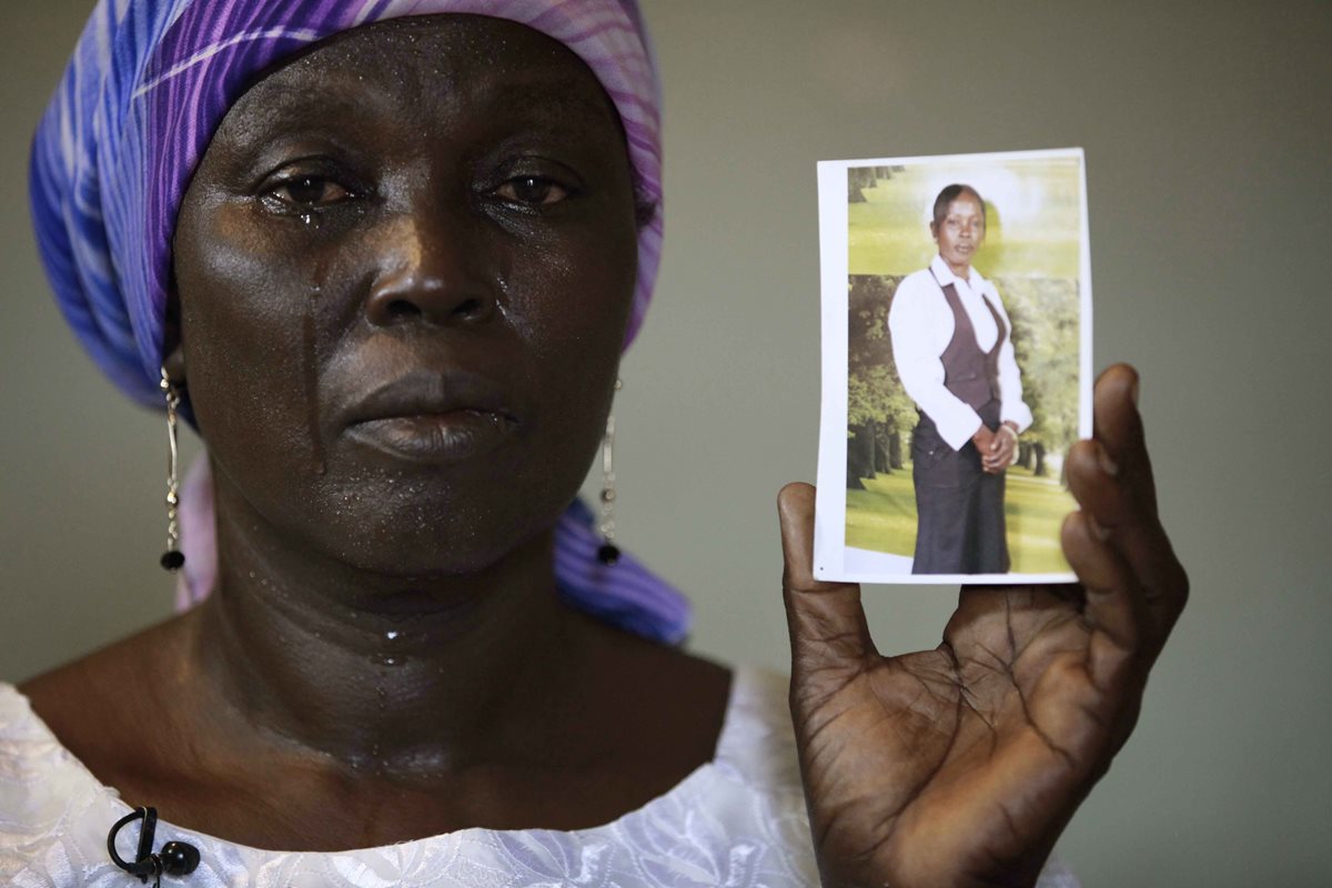 Martha Mark, madre de la desaparecida Monica Mark muestra entre lágrimas su fotografía. (Foto Prensa Libre: AP).