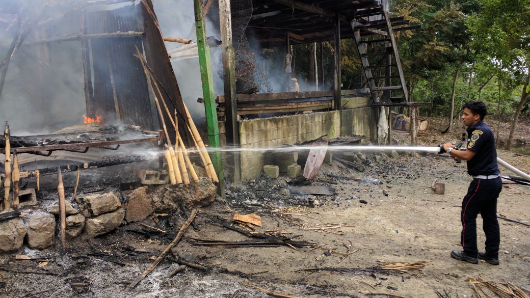 Un socorrista intenta sofocar las llamas. (Foto Prensa Libre: Rigoberto Escobar)